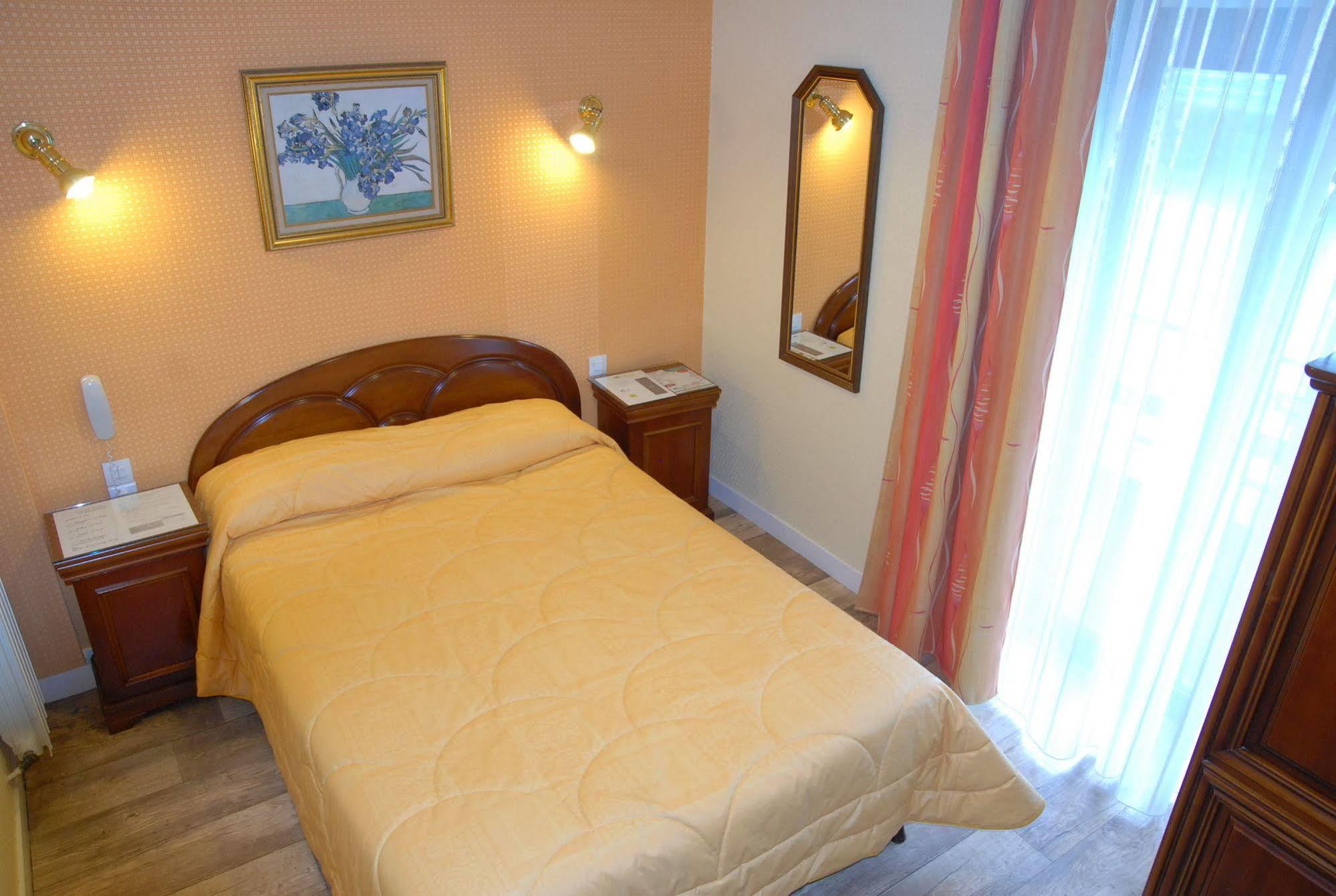 Restaurant Les 13 Assiettes Hotel Le Val-Saint-Pere