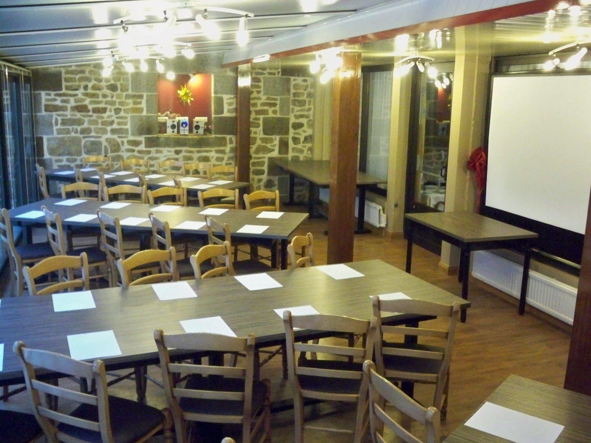 Hotel Restaurant Les 13 Assiettes Le Val-Saint-Père